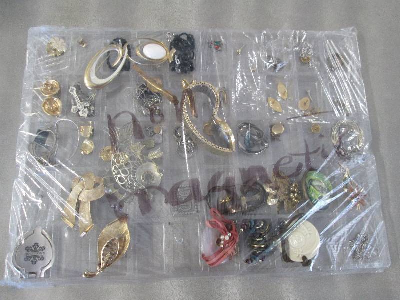 lot 22 image: Flat of Assorted Jewelry- non magne...