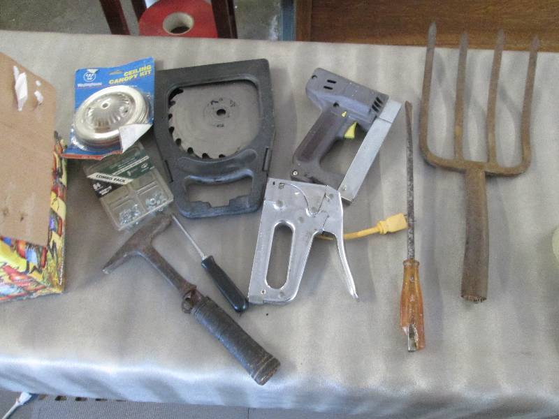 lot 25 image: Staplers, Fork Head, Hand Tools, Sa...