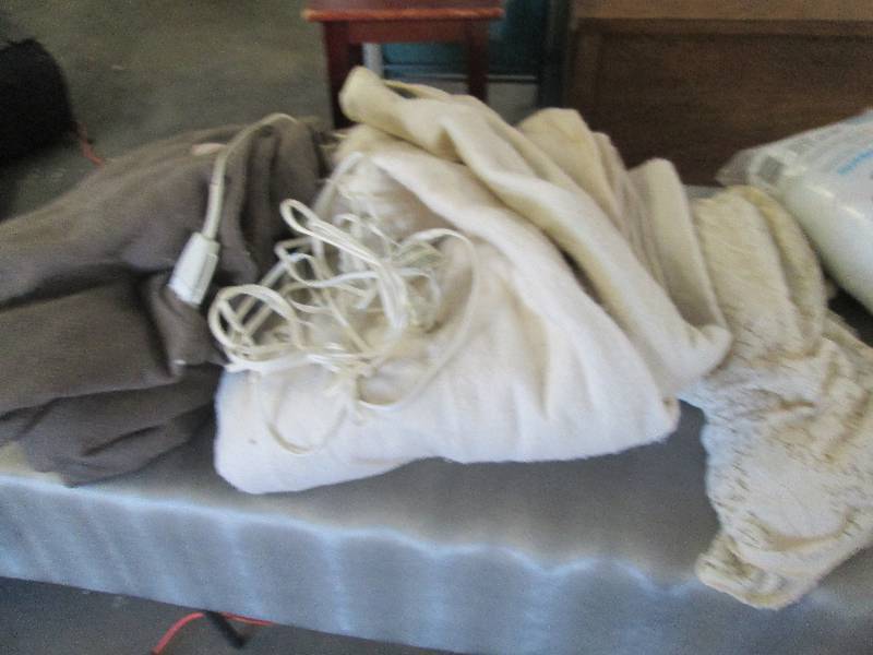 lot 26 image: 2 Electric Blankets, Table Cloth, F...