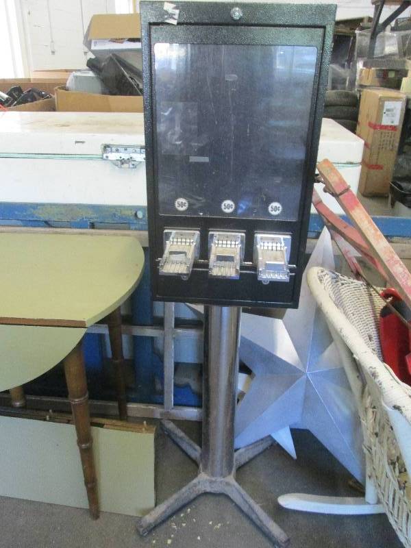 lot 92 image: Vending Machine- no key...