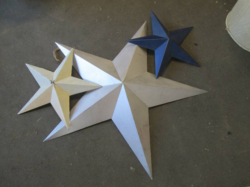 lot 94 image: 3 Dcor Stars...