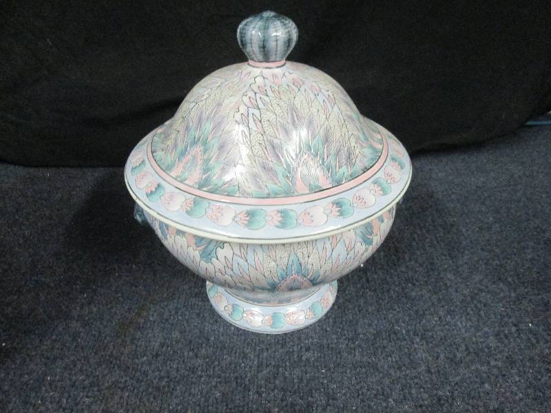 lot 31 image: Vintage Japanese Bean Pot...