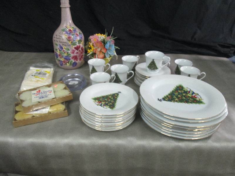 lot 48 image: 8 Setting Christmas Dinnerware, Can...