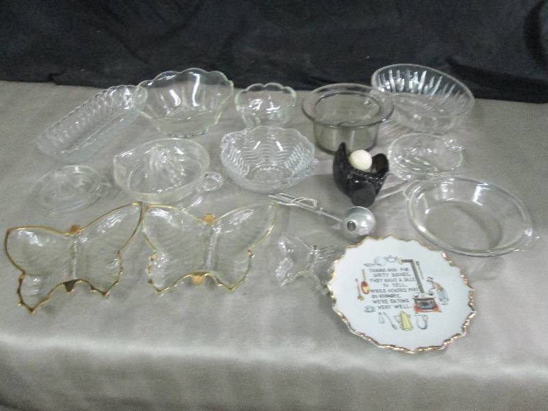 lot 69 image: Assorted Vintage Glassware includin...