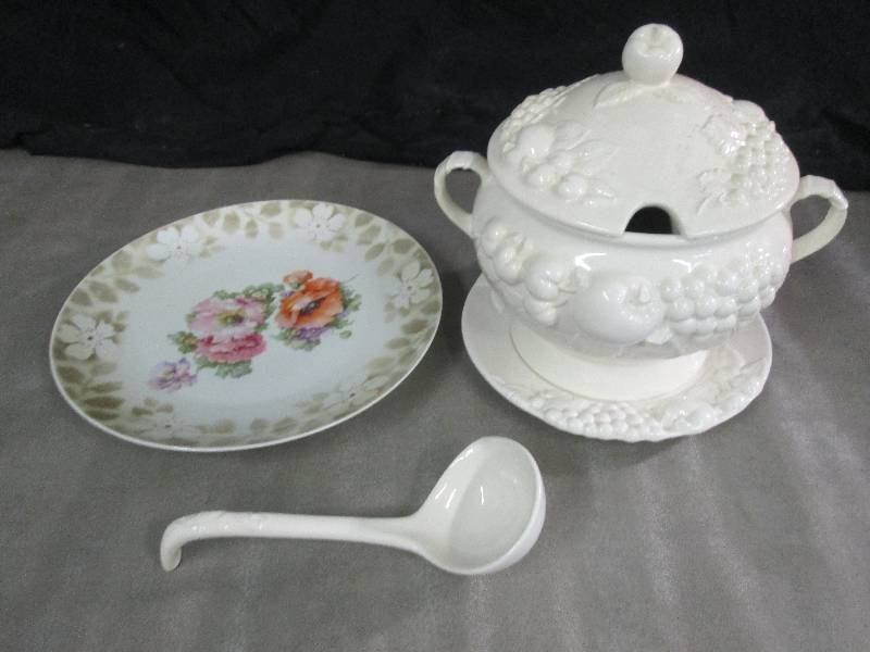 lot 70 image: Signature Soup Tureen with Ladle Se...
