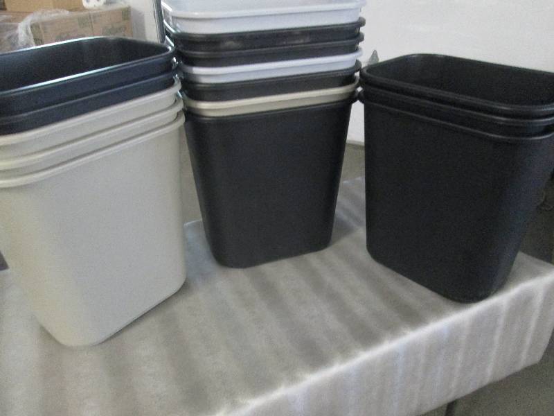 lot 120 image: Lot of 15 Rubbermaid Medium Sized T...