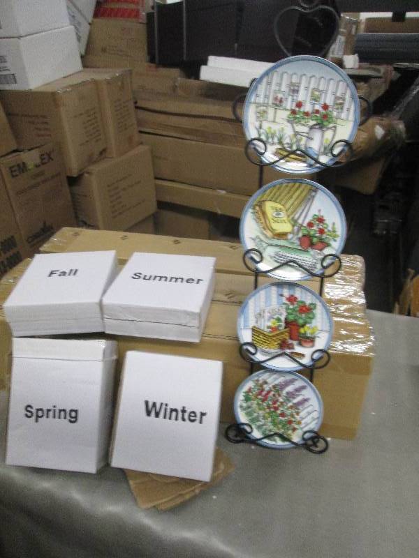 lot 162 image: Four Season Changeable Plate Dcor...