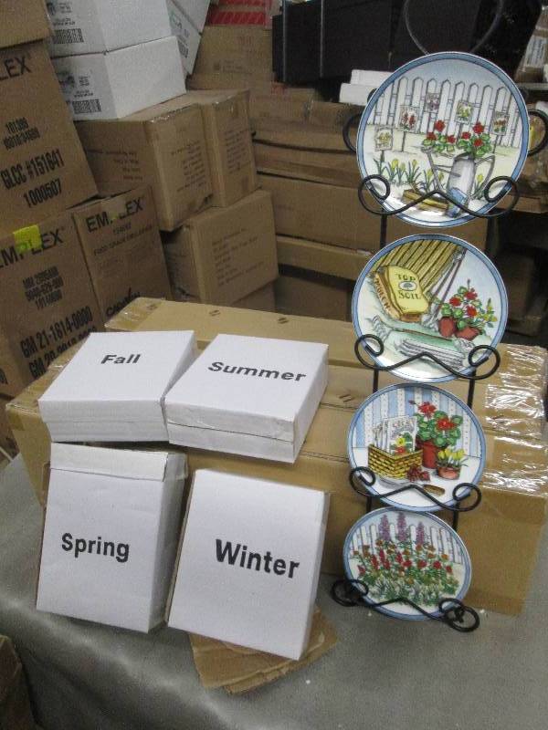 lot 164 image: Four Season Changeable Plate Dcor...
