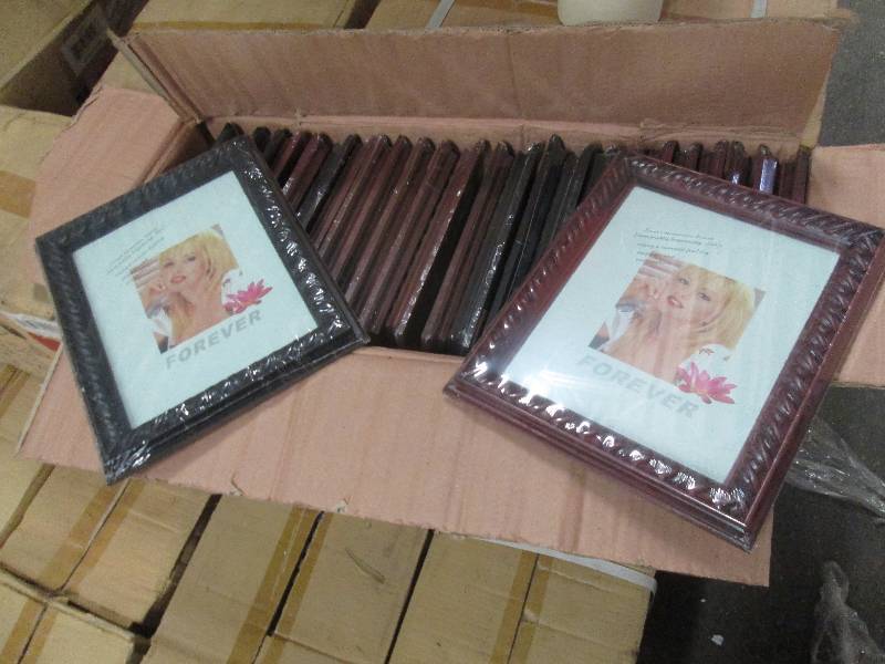 lot 184 image: Case of 24 Assorted 8x10 Photo Fram...