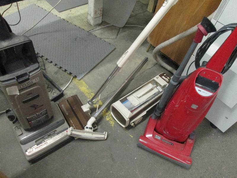 lot 256 image: Lot of 3 Vacuum Cleaners, power on...