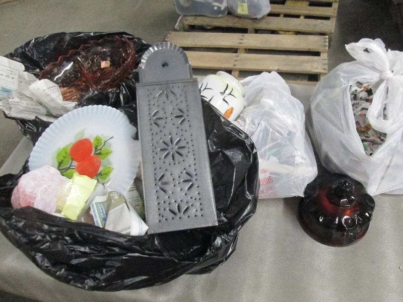 lot 335 image: Lot of 4 Grab Bags of Assorted Glas...