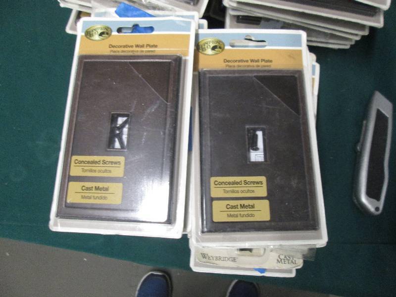 lot 367 image: Lot of 24 Hampton Bay Cast Metal 1...