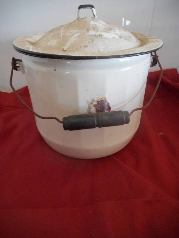 VINTAGE ENAMEL POT AND CVOVER