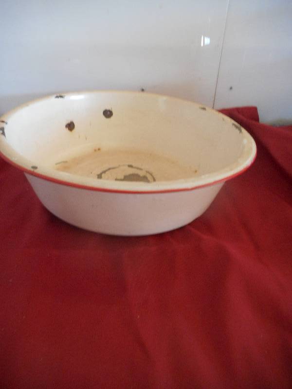 VINTAGE ENAMEL BASIN