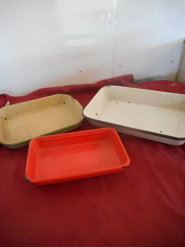 VINTAGE ENAMEL CAKE PANS