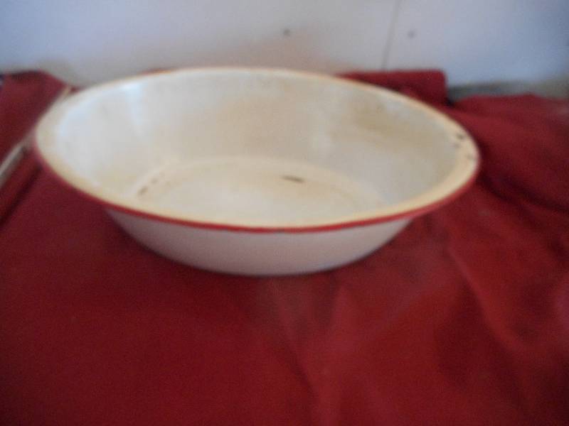 VINTAGE ENAMEL BASIN