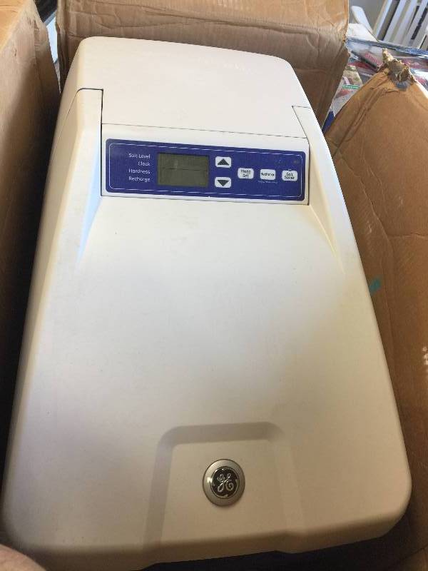 lot 116 image: GE 31,100 GRAIN WATER SOFTENER Model # GXMH31H open box