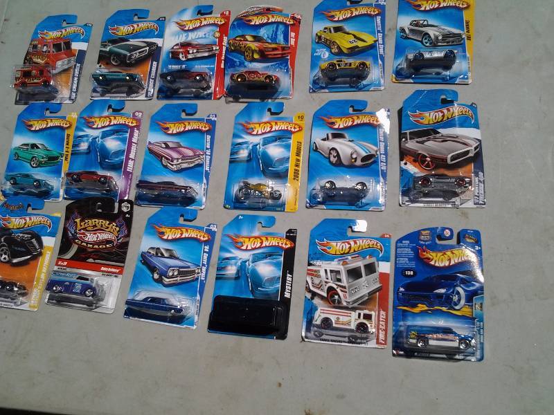 18 Hot Wheels In Package