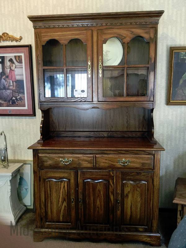 lot 1 image: Lighted Buffet 6 tall