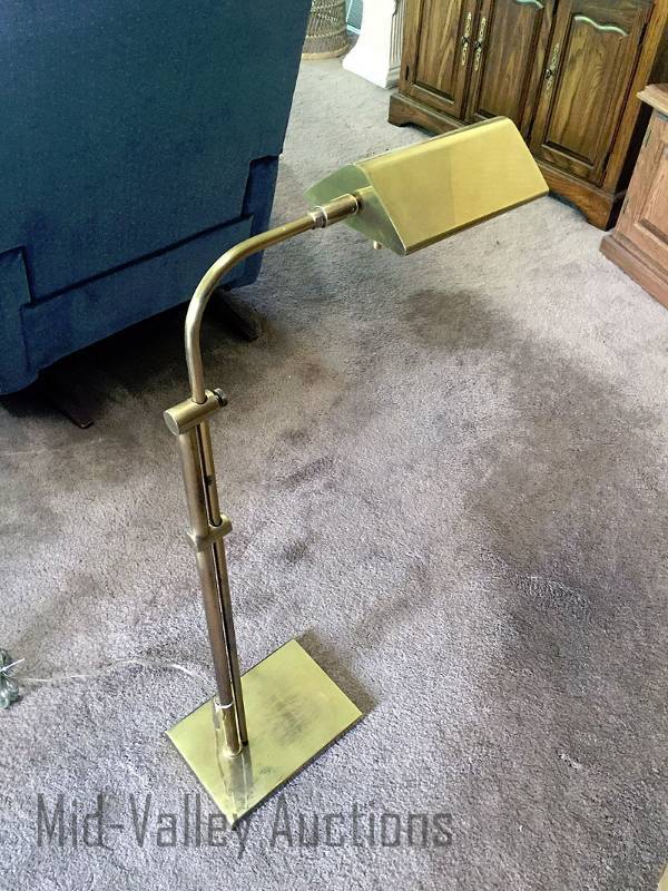 lot 3 image: Adjustable floor lamp
