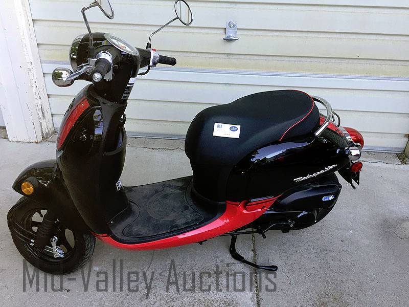 lot 5 image: 2013 Honda Metro scooter like new