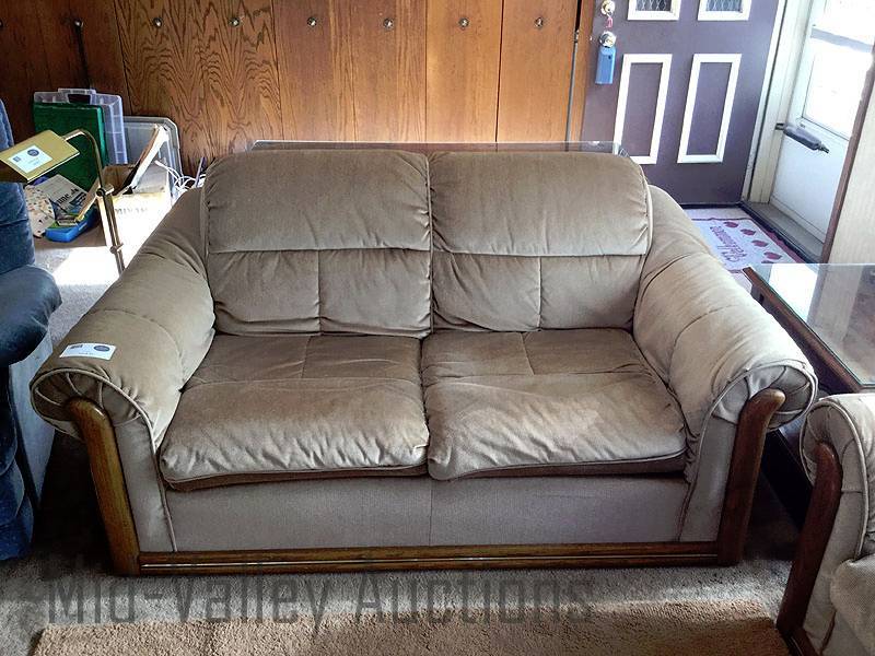 lot 35 image: Loveseat