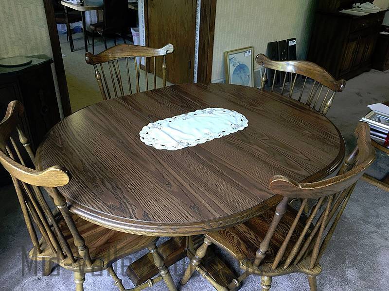 lot 39 image: Dining table with 4 chairs