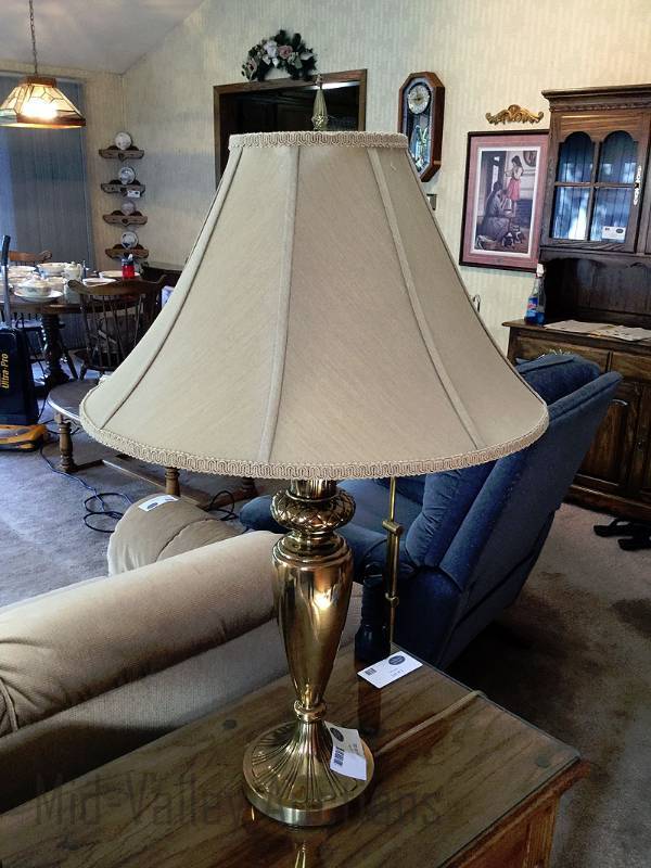 lot 46 image: Table lamp