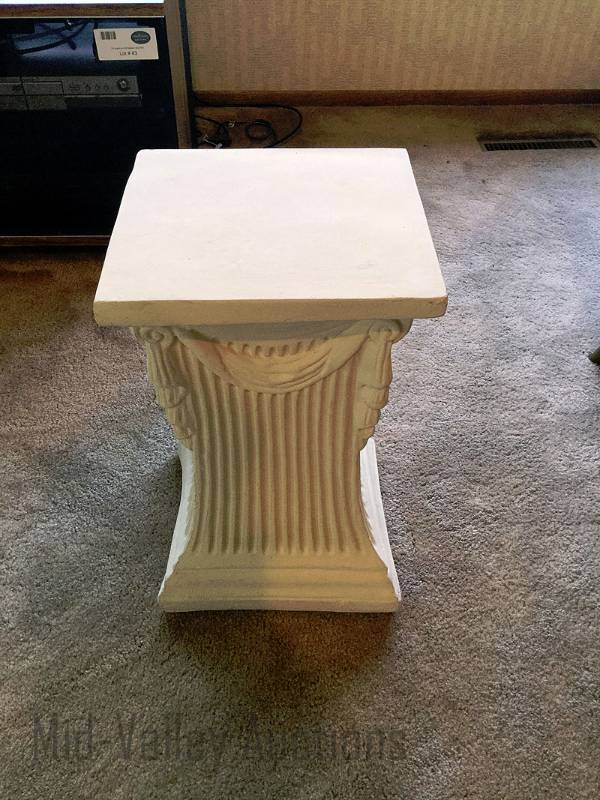 lot 47 image: Pedestal