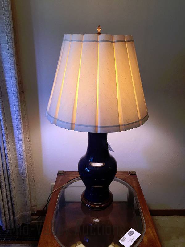 lot 58 image: Table lamp