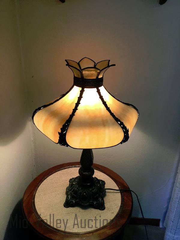lot 55 image: Decorative table lamp
