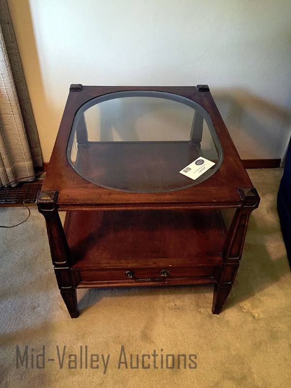 lot 57 image: Glass top end table with drawer