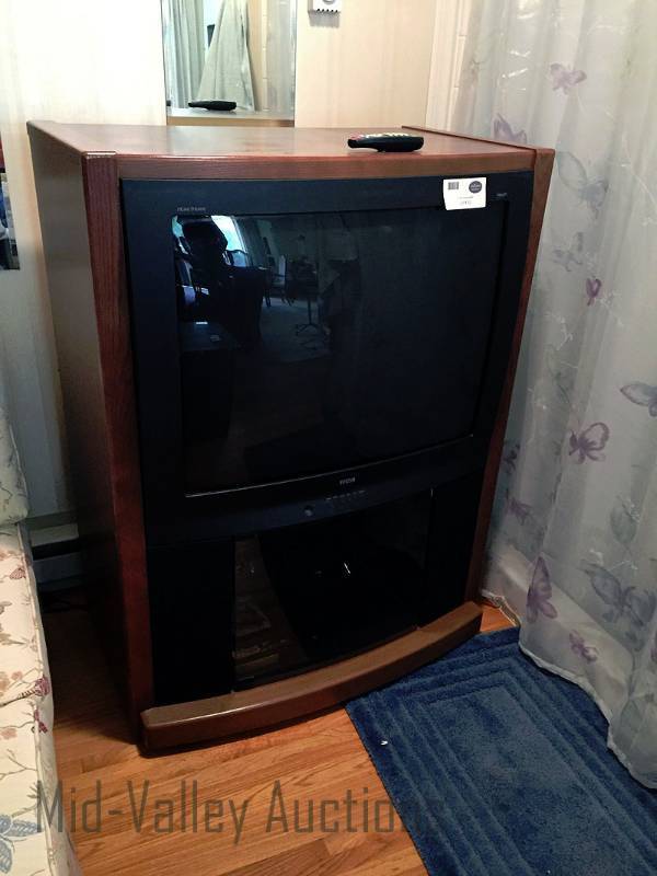 lot 61 image: 32 RCA TV and cabinet