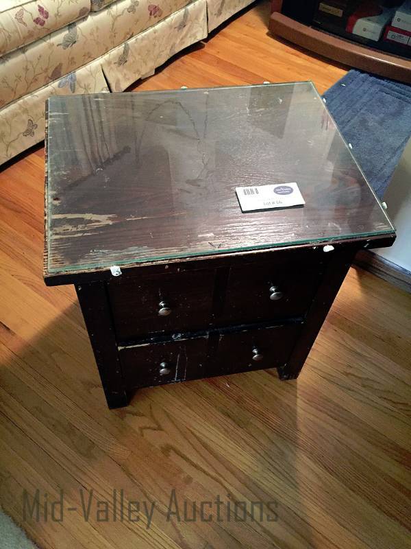lot 66 image: End table with 2 drawers