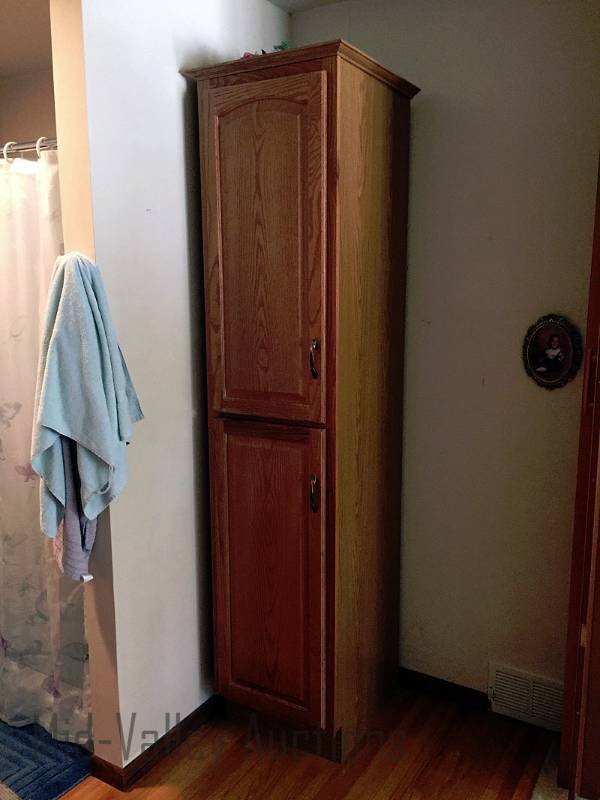 lot 68 image: Wood wall cabinet