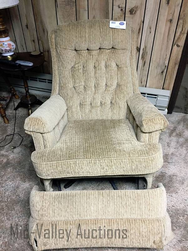 lot 96 image: Tan recliner