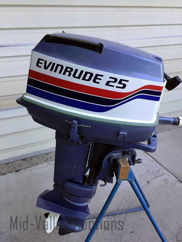 lot 124 image: 25 HP Evinrude Boat Motor