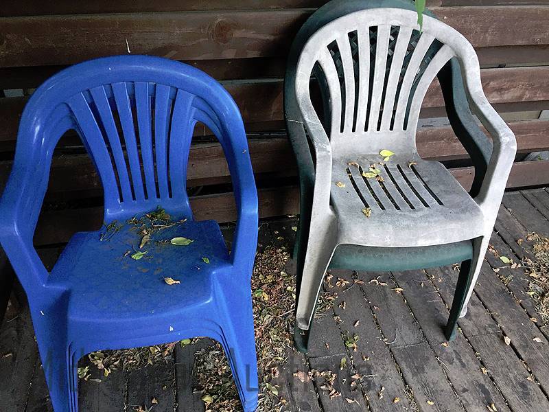 lot 136 image: 5 stacking lawn chairs