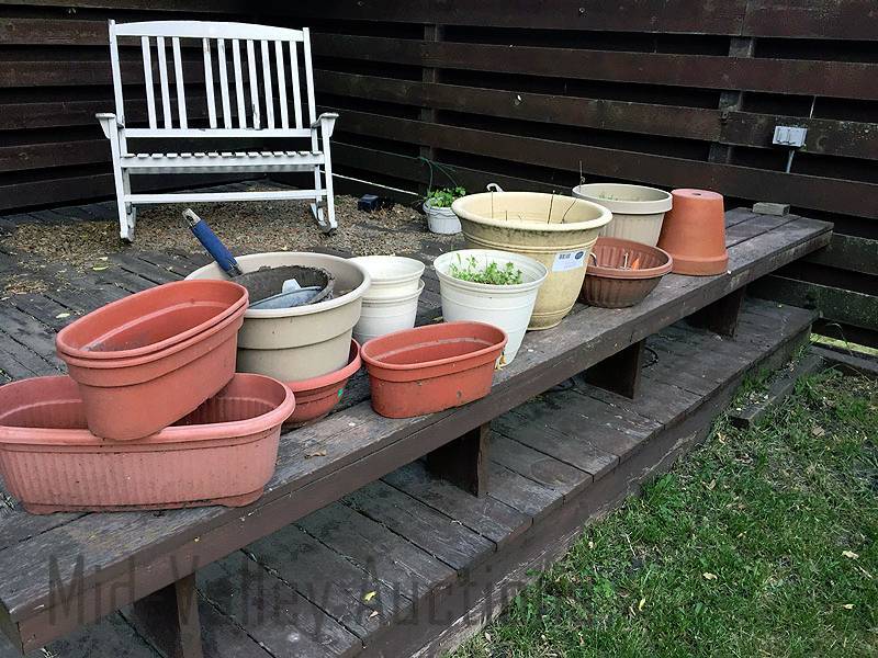 lot 137 image: 12 assorted planters