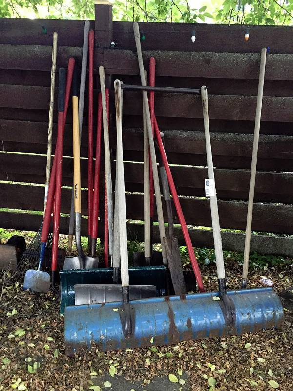 lot 140 image: Assorted Lawn Tools