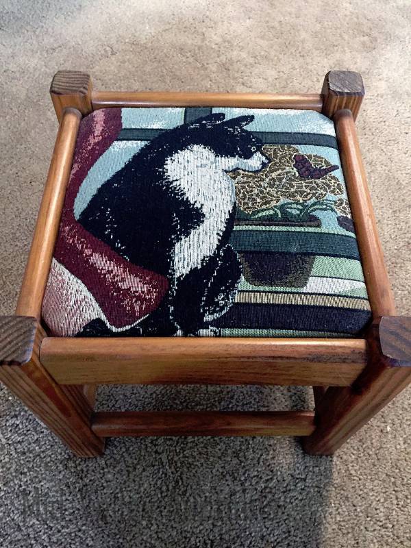 lot 143 image: Foot Stool & magazine rack