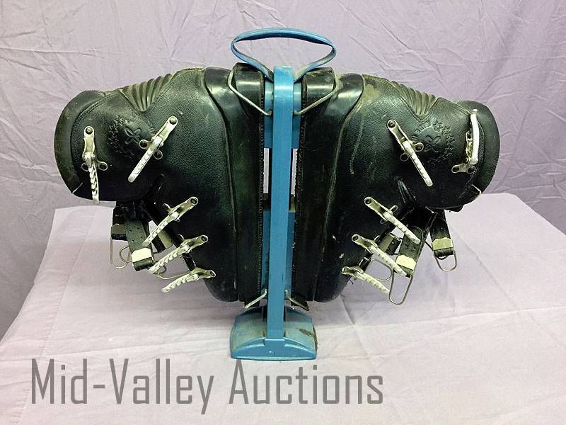 lot 183 image: Ski boots on All SOP stand