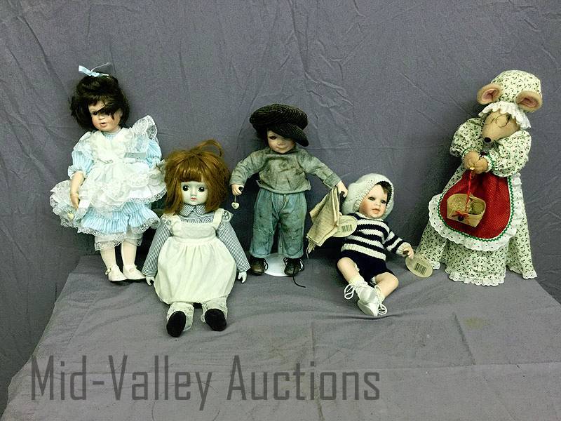 lot 221 image: 5 dolls