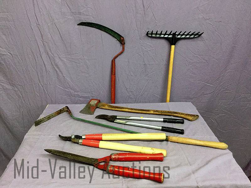 lot 224 image: Garden tools
