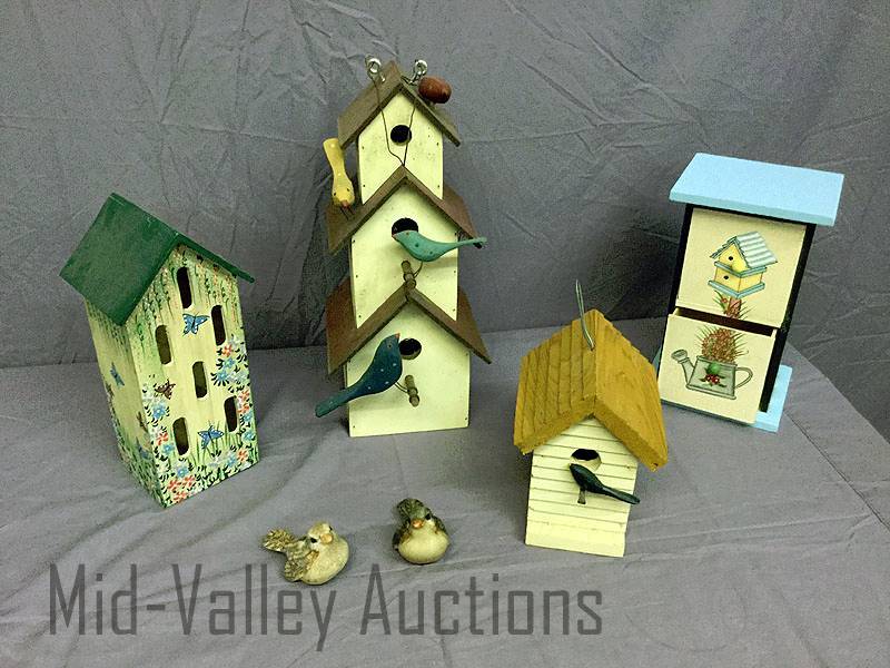 lot 261 image: 3 Birdhouses, Wooden Dcor and two Birds