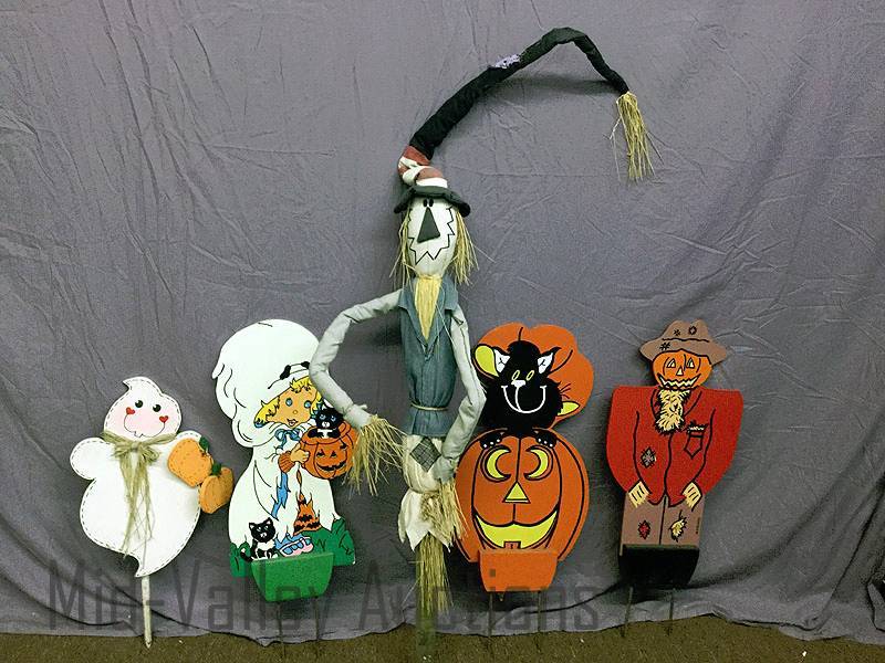 lot 266 image: Wooden Lawn ornaments 1