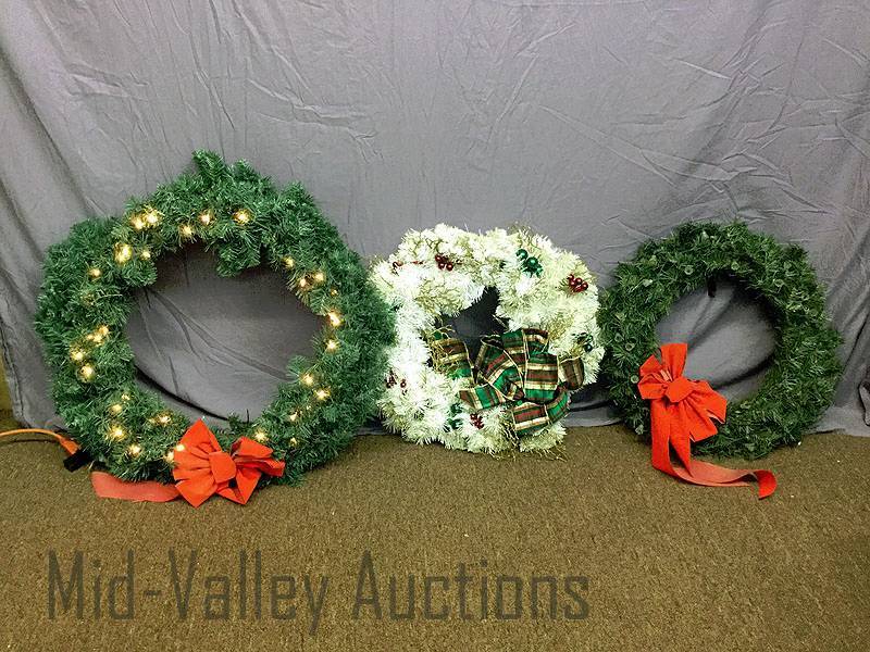 lot 268 image: Christmas Wreaths