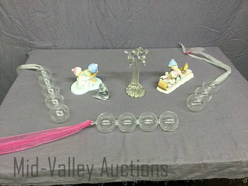 lot 290 image: Winter Pond Figures and assorted glass
