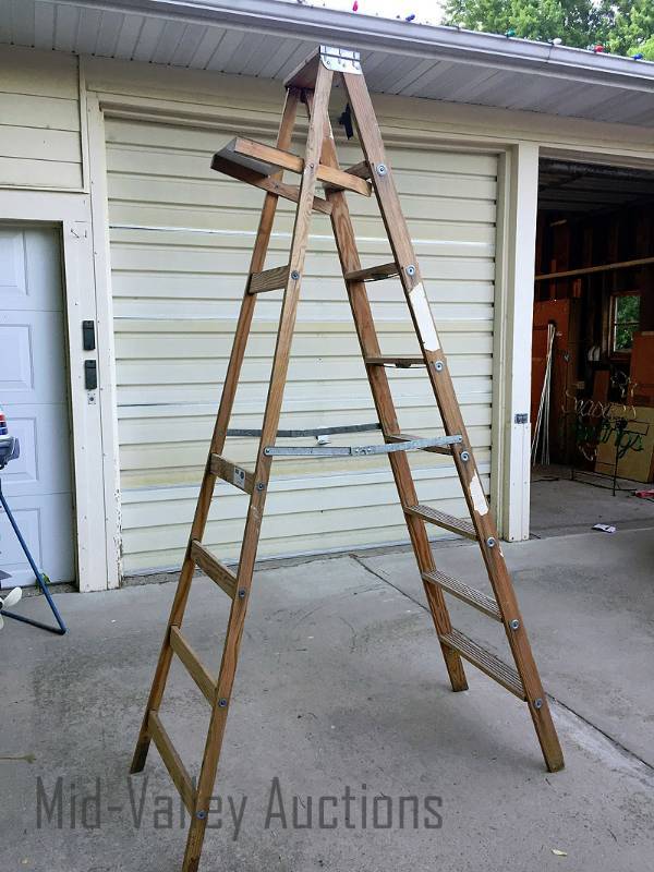 lot 300 image: 8 A-frame ladder