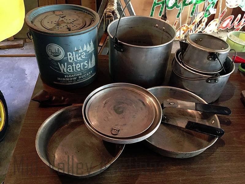 lot 315 image: Minnow bucket & camping cookware